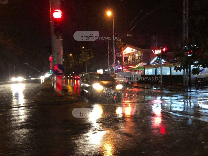 Шофьорите в Пловдив обезумяха в дъжда, карат в насрещното! СНИМКИ