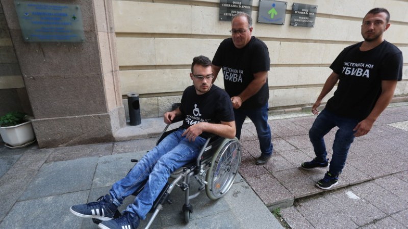 Пловдивчанин събра багажа на сина си и го остави на Бойко Борисов
