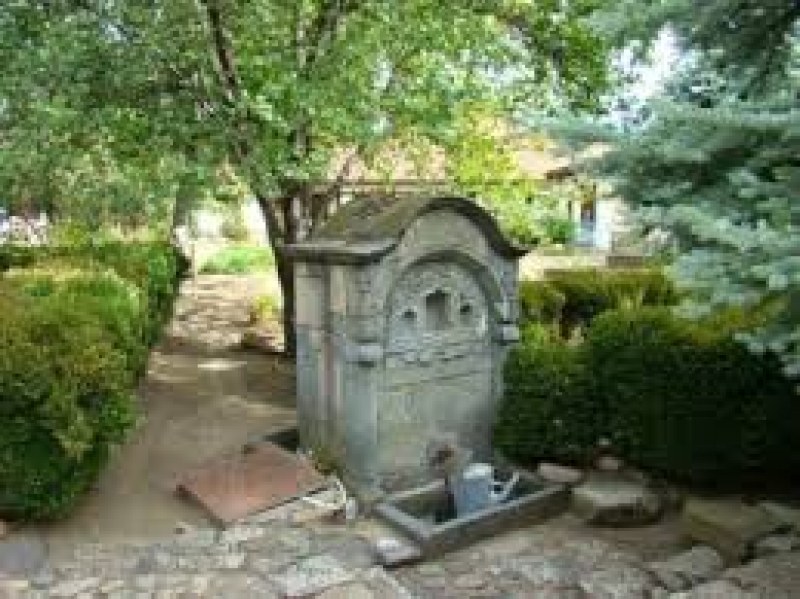 Негодна за пиене вода тече от “Манастирската чешма“ в Сопот