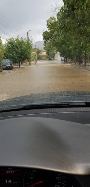 Порой и спукана канализация превърнаха улиците на Брестник в кални реки ВИДЕО и СНИМКИ