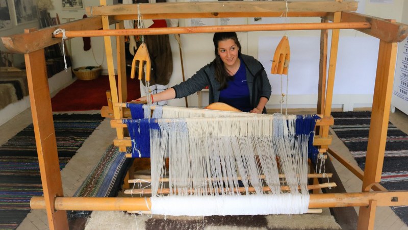 Работилница разкрива тайната на тъкането и везането в най-високото село на Балканския полуостров