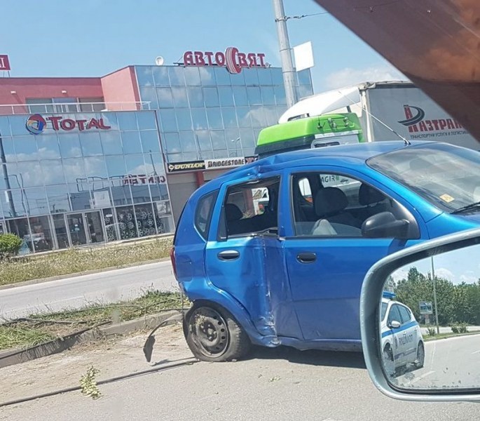 Две коли се удариха на “Карловско шосе“ СНИМКИ