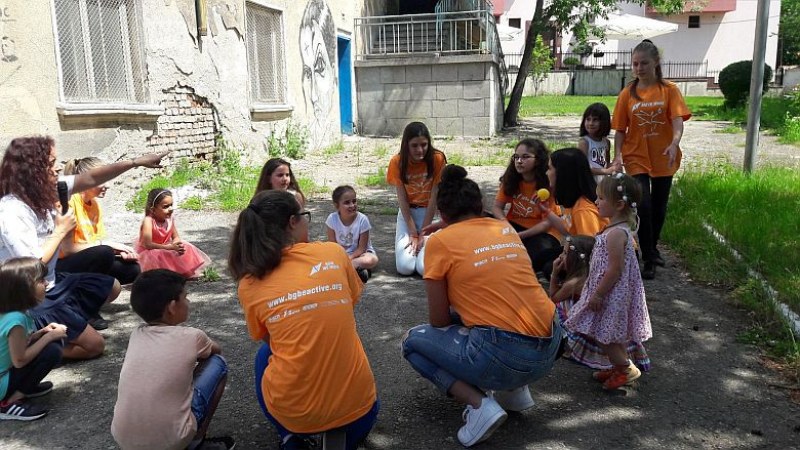 Деца от Карлово майсторят бижута и свещници