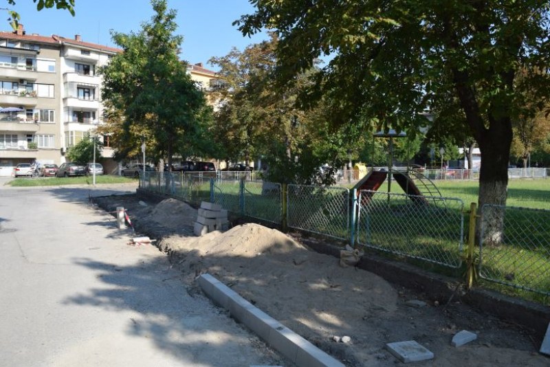Нов тротоар и улично осветление монтират край детска градина “Зорница“ СНИМКИ