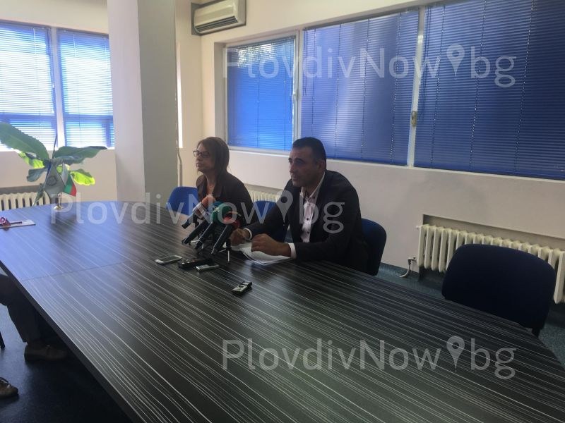 Полицаят трафикант зарязал бежанците в центъра на Карлово и ги обрал