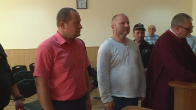 Съпругата на арестувания шеф от Здравната каса пристигна в съда със... свещеник