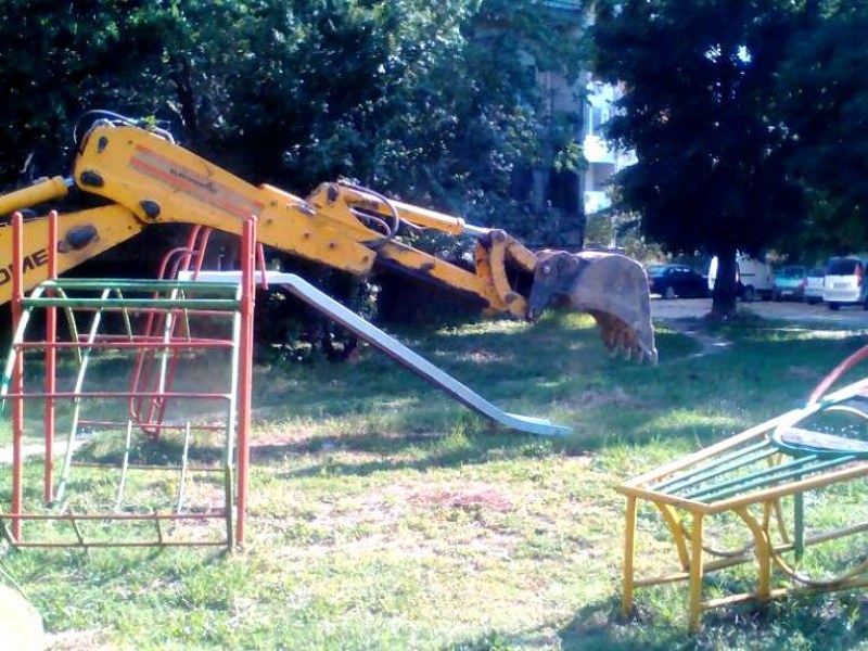 Премахнаха стари и опасни катерушки в „Северен“ СНИМКИ