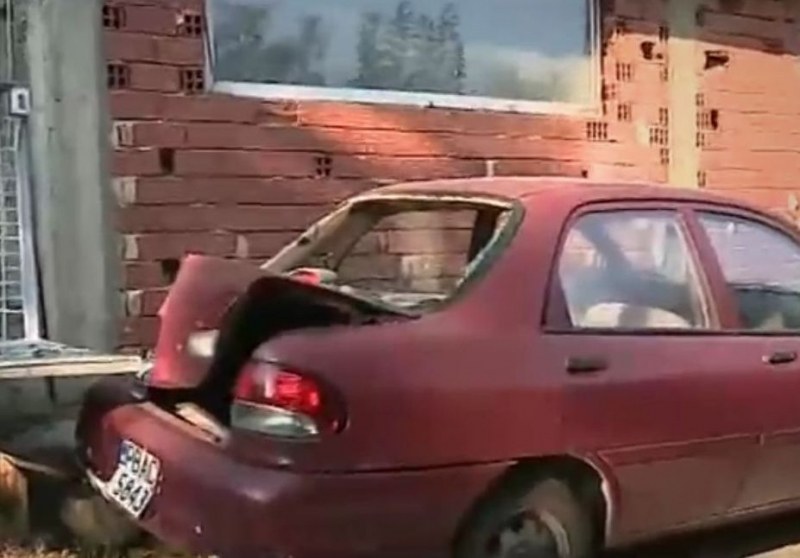 Междусъседски войни край Пловдив! Мъж потроши кола заради кучешки лай ВИДЕО