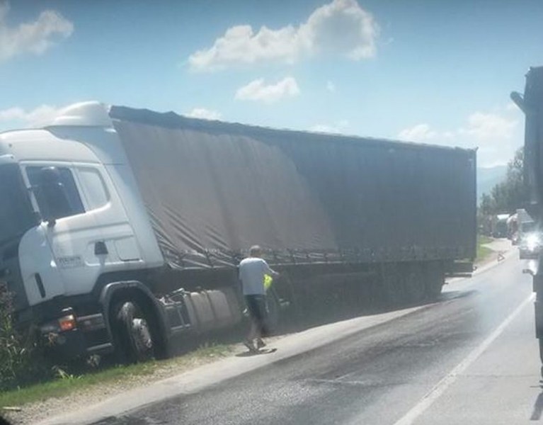 Затвориха част от околовръстния път заради аварирал тир