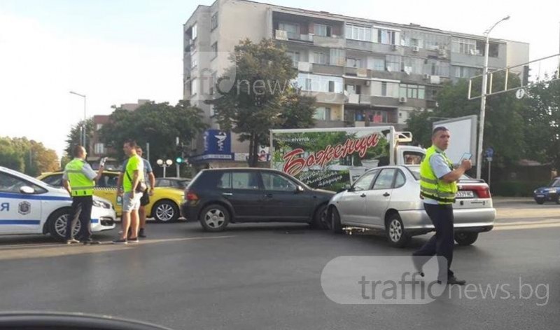 Катастрофа в Кършияка! Две коли се удариха, движението се затапи СНИМКИ