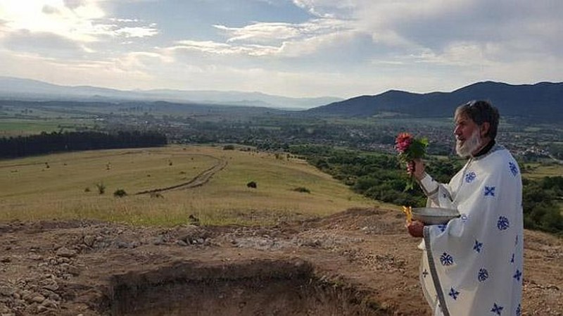 На Успение Богородично осветиха мястото на кръста край Климент