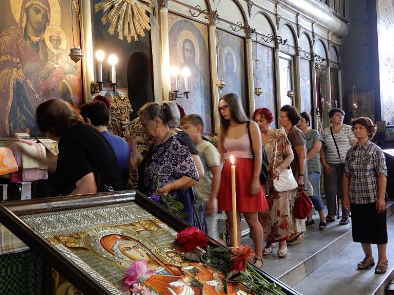 Стотици карловци се молиха за здраве в църквата „Успение на Св. Богородица” СНИМКИ