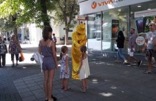 mim-podariava-rozi-i-zabavliava-924.jpg