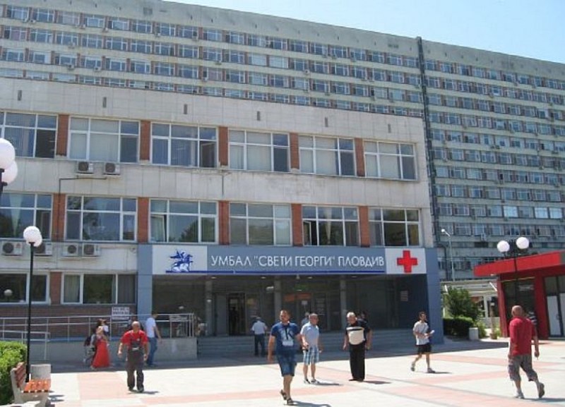 Футболна легенда дари 200 кашона с лакомства на 9 клиники в пловдивска болница