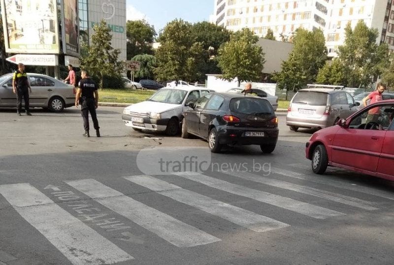 Катастрофа на Пещерско шосе! Фиат и Алфа Ромео се удариха СНИМКА