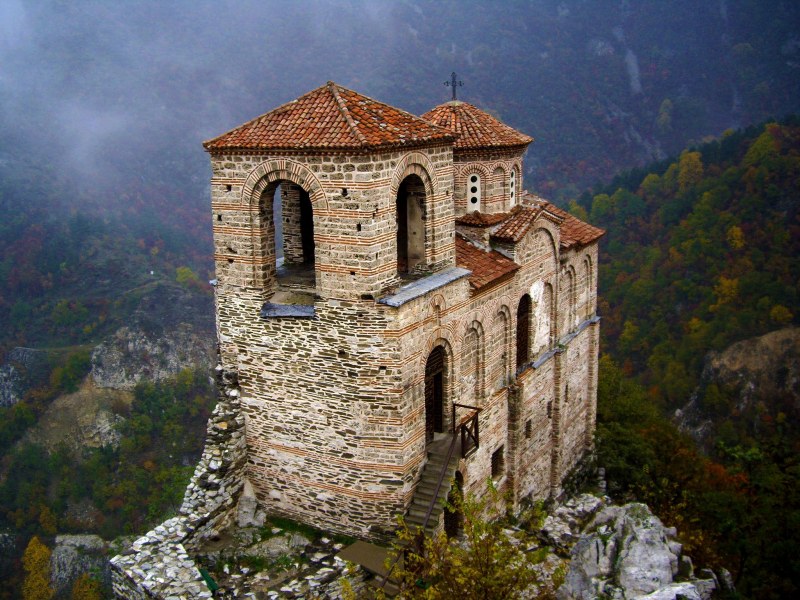Нагоре към Асенова крепост, където душата се изкачва до небесата