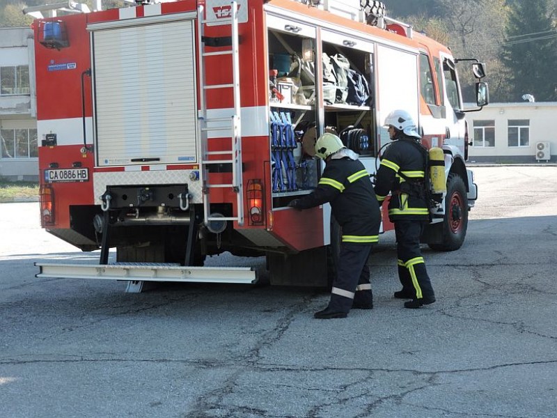 Търсят четирима пожарникари в Съединение