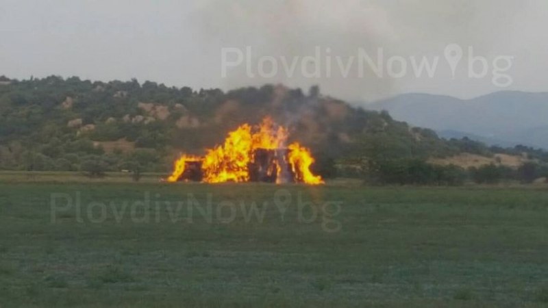 Пожар край Карлово! Горят бали СНИМКИ