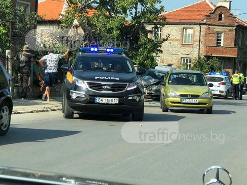 Две коли се помляха до Първенец! Шосето е осеяно със стъкла СНИМКИ