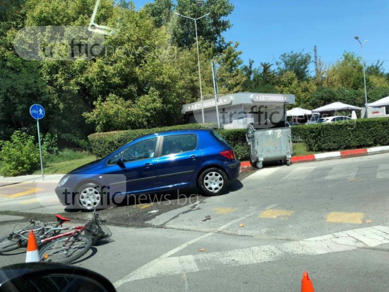 Автомобил блъсна велосипедист на бул. „България“ СНИМКИ