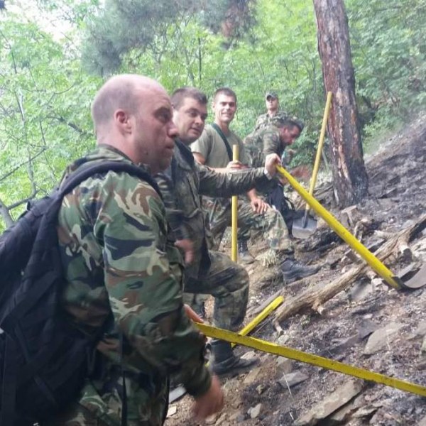 Формирование от 61-ва механизирана бригада се включи в гасенето на пожара край Карлово СНИМКИ