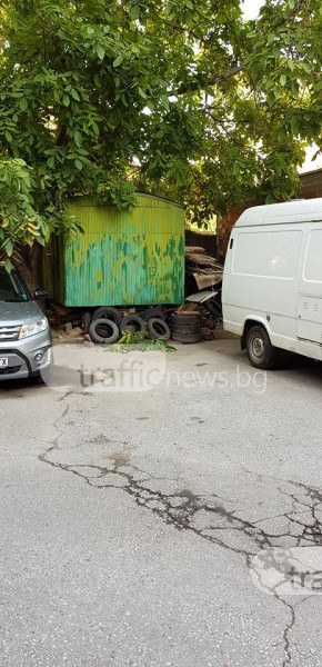 Своеволия в Кючука: Мъж си сложи фургон пред блока! СНИМКИ