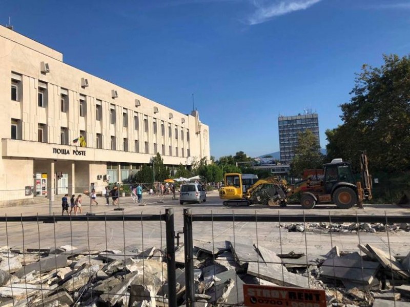 Защо разкопаха площад “Централен“, без да има представен проект пред пловдивчани?