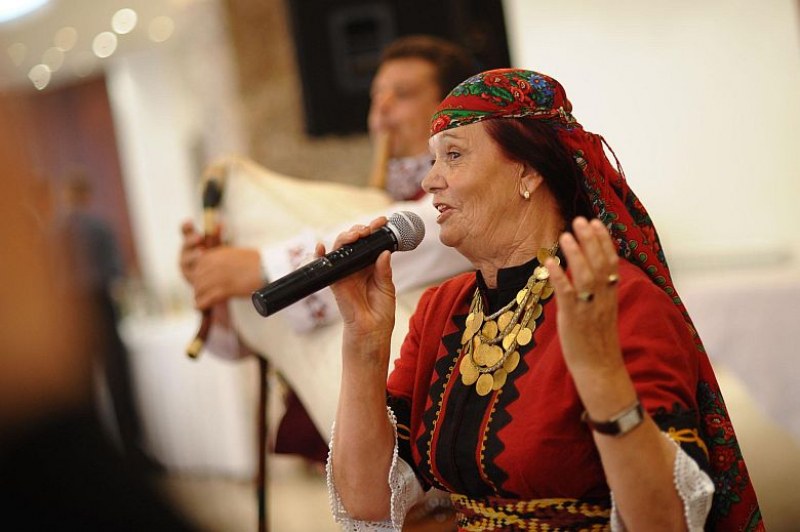Славка Калчева и Валя Балканска пеят в Раковски в подкрепа на Павел Дюлгерски