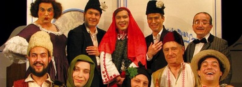 Мъже обличат женски дрехи в Сопот, възраждат първото театрално представление