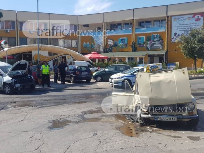 Жигула се запали след удар с товарна кола в Пловдив, има пострадали СНИМКИ