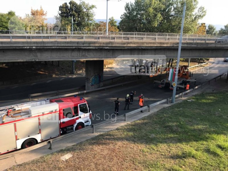 Авария! Тролейбусни жици надвиснаха опасно над пътното платно на Коматевския възел