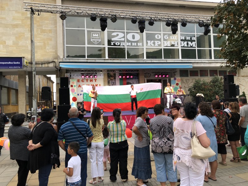 Стотици присъстват на големия празник в центъра на Кричим СНИМКИ