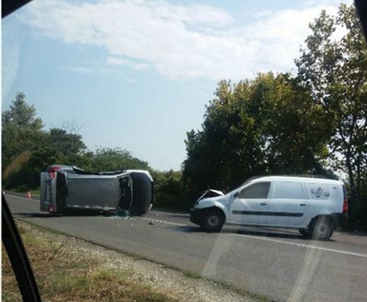 Катастрофа край Пловдив! Кола се обърна след жесток удар СНИМКА