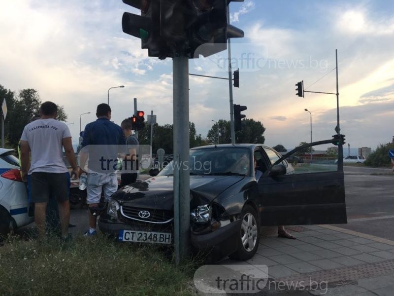 Мерцедес и тойота се удариха до Адата, има пострадал СНИМКИ