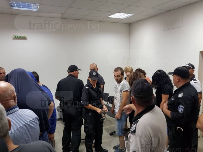 19-те задържани при акцията в нелегалните цигарени фабрики застанаха пред съда