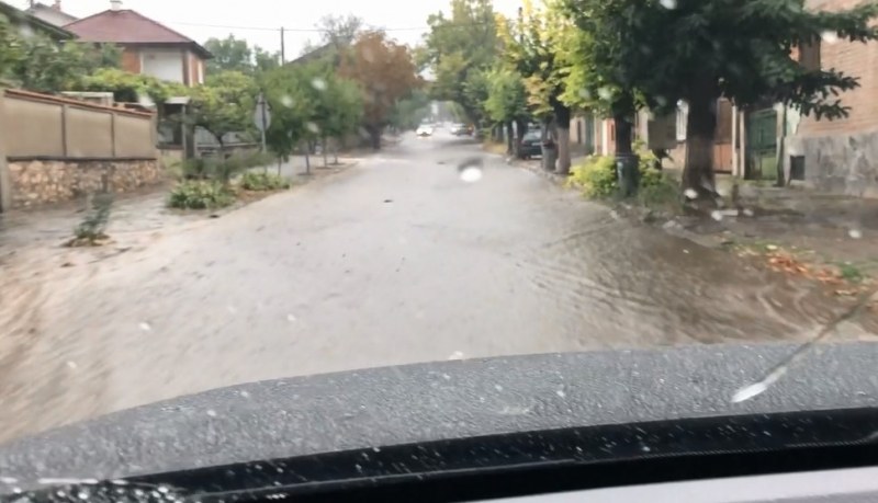 Дъждът остави под вода и пловдивския Бевърли Хилс ВИДЕО