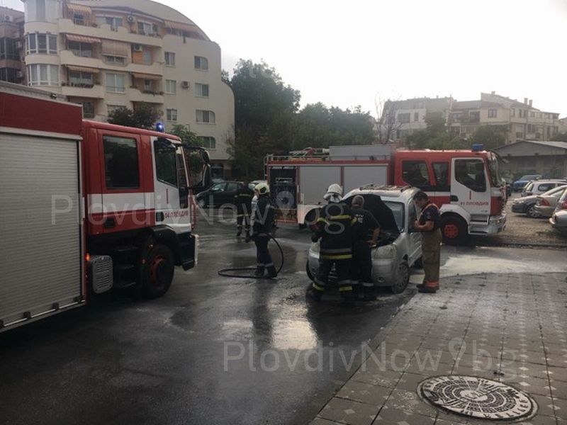Огнеборците реагирали мигновено на сигнала за горящ автомобил в Пловдив ВИДЕО и СНИМКИ