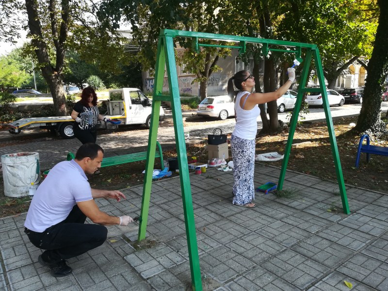 Ральо Ралев боядисва пейки и катерушки в “Северен“