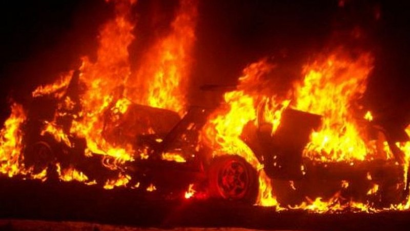 Кола пламна посред нощ в Пловдив