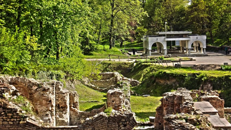 Ослепителният беломраморен град с вълшебни води на 43 км от Пловдив СНИМКИ