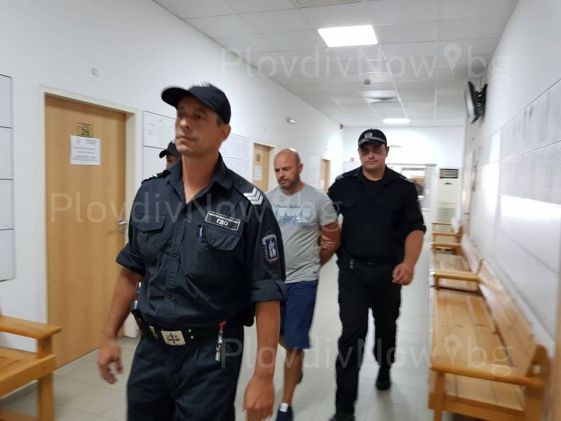 Шефът на цеха за нелегални цигари отрича да е замесен в схемата СНИМКИ