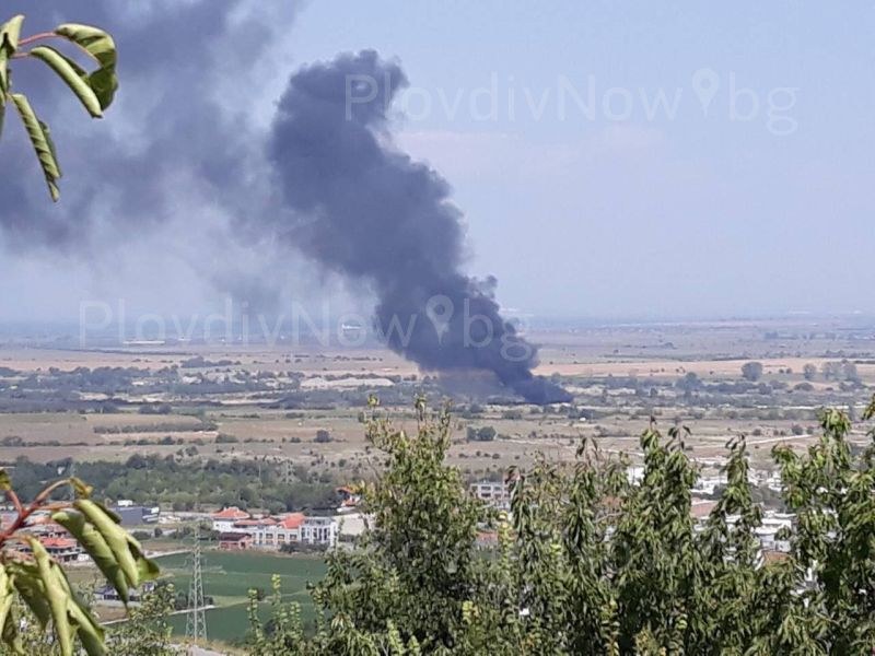 Черен дим се носи над Асеновград! Пламна незаконно сметище СНИМКИ