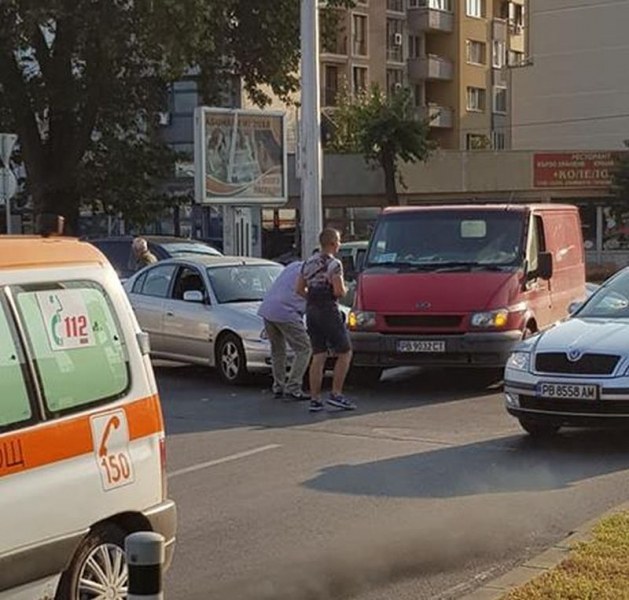 Катастрофа блокира движението на кръговото на Панаира СНИМКИ