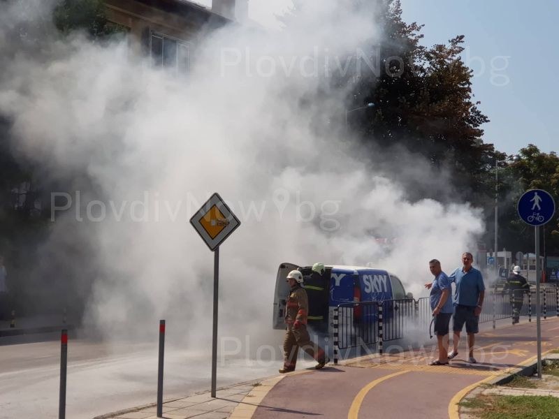 Огромни пламъци обхванаха автомобил в движение в центъра на Пловдив СНИМКИ