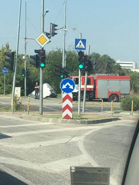 Микробус излетя от булевард в Пловдив, приземи се в канавка СНИМКА