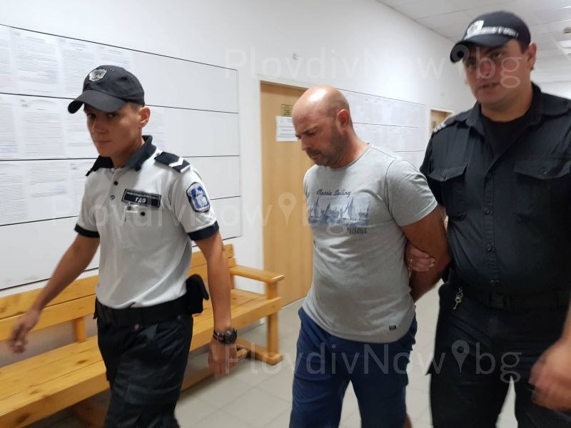 Собственикът на цеха за нелегални цигари остава в ареста