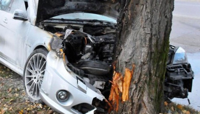 Мерцедес се заби в дърво край Пловдив, шофьорът загина!