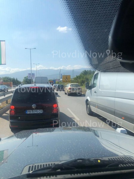 Протестите блокираха изхода на Пловдив, шофьорите останаха в капан СНИМКИ