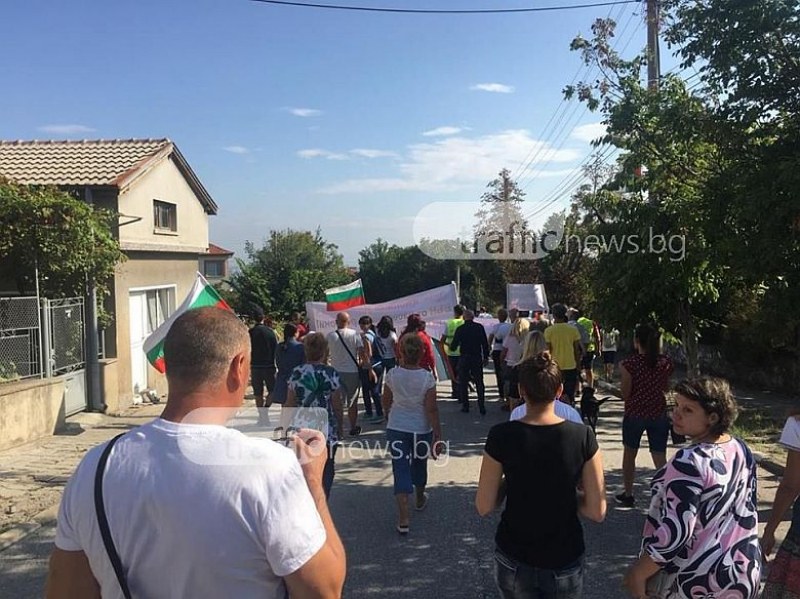 Стотици жители от Родопската яка излязоха на протест, скандират „Не на каририерите” СНИМКИ