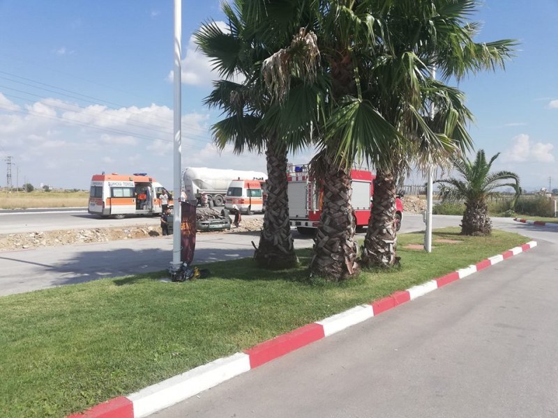 Тежка катастрофа на пътя Пловдив-Асеновград, кола е по таван СНИМКА